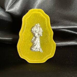 💜 Praying pewter child on velvet background Vintage